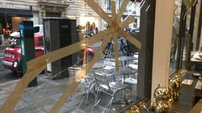 Une boutique dégradée après une manifestation de gilets jaunes à Paris.