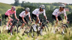 Le peloton du Giro 2024 avec le maillot rose Tadej Pogacar, le 16 mai 2024