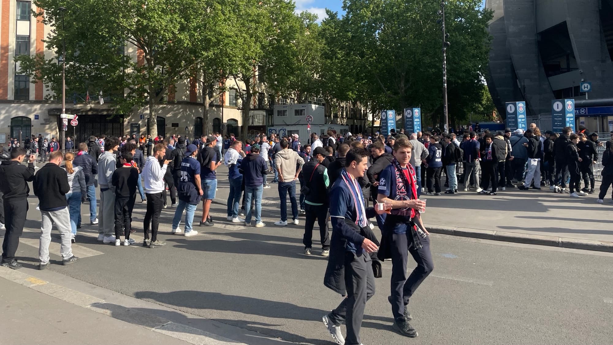 Les supporters se pressent devant les entrées du Parc à trois heures du coup d'envoi, 7 mai 2025 Les supporters se pressent devant les entrées du Parc à trois heures du coup d'envoi, 7 mai 2025