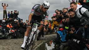 Mathieu van der Poel seul en tête de Paris-Roubaix, 13 avril 2025