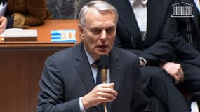 Le Premier ministre Jean-Marc Ayrault répond à Claude Goasguen lors des questions au gouvernement à l'Assemblée, le 10 avril 2013