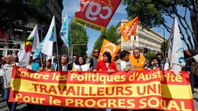Des milliers de personnes ont commencé à défiler mardi à travers toute la France (comme ici à Marseille) pour dire non à l'austérité imposée selon eux par l'Union européenne et réclamer une véritable politique de croissance, à cinq jours du second tour de