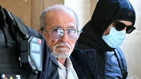 Aomar Aït Khedache (C), l'un des accusés au procès du braquage de Kim Kardashian, arrive au palais de justice de Paris le 28 avril 2025