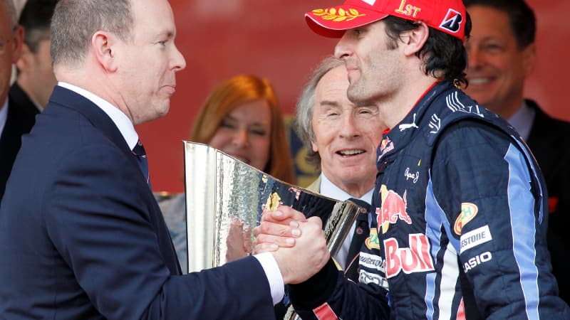 L’Australien reçoit le trophée de vainqueur du Grand Prix de Monaco des mains du prince Albert II.