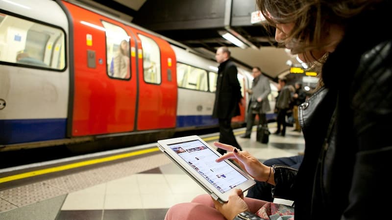 Les ordinateurs portables, tablettes et smartphones transforment le long temps passé dans les transports en heures travaillées. Pourtant la connectivité à internet haut débit reste très peu répandue dans les avions et trains.
