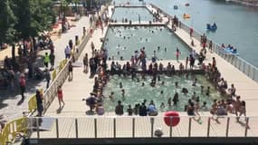 Les piscines flottantes installées sur le bassin de la Villette peuvent accueillir 1.000 personnes par jour.