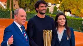 Valentin Vacherot entre le prince Albert II de Monaco et Mélanie-Antoinette de Massy, présidente de la Fédération monégasque de tennis