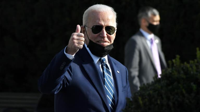 Le président américain Joe Biden au sortir de l'hôpital Walter Reed, où il vient de passer un bilan de santé, près de Washington, le 19 novembre 2011