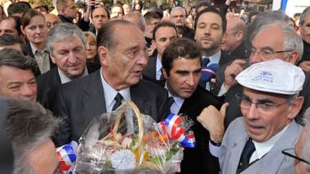 Jacques Chirac a été accueilli mardi en héros par le monde paysan au Salon de l'agriculture, à deux semaines de l'ouverture de son procès dans l'affaire des emplois présumés fictifs de la mairie de Paris. /Photo prise le 22 février 2011/REUTERS/Philippe W