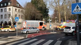 Les secours arrivent près du lieu d'une attaque au couteau à Aschaffenbourg en Allemagne le 22 janvier 2025