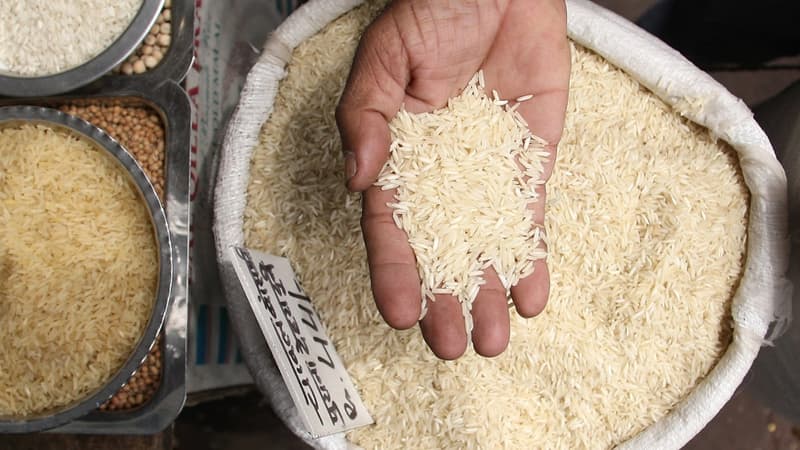 Des sacs de riz, dans un quartier de New Delhi, en Inde.
