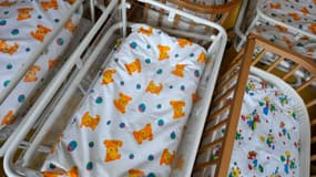 Des lits pour nouveau-nés vides à la maternité du centre clinique de Fuerstenfeldbruck, dans le sud de l'Allemagne, le 12 novembre 2010. Le nombre d'enfants nés en Allemagne a atteint un niveau historiquement bas en 2009, selon les statistiques officielles du 12 novembre 2010.
