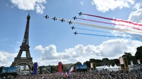 La Tour Eiffel survolée par la Patrouille de France lundi 9 août lors de l'accueil du drapeau olympique au Trocadéro