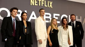 David et Victoria Beckham posent aux côtés de leurs enfants Harper Beckham (3e à droite), Romeo Beckham (3e à gauche) et Cruz Beckham (à gauche) à l'avant-première mondiale de la série documentaire "Victoria Beckham" à Londres, le 8 octobre 2025.