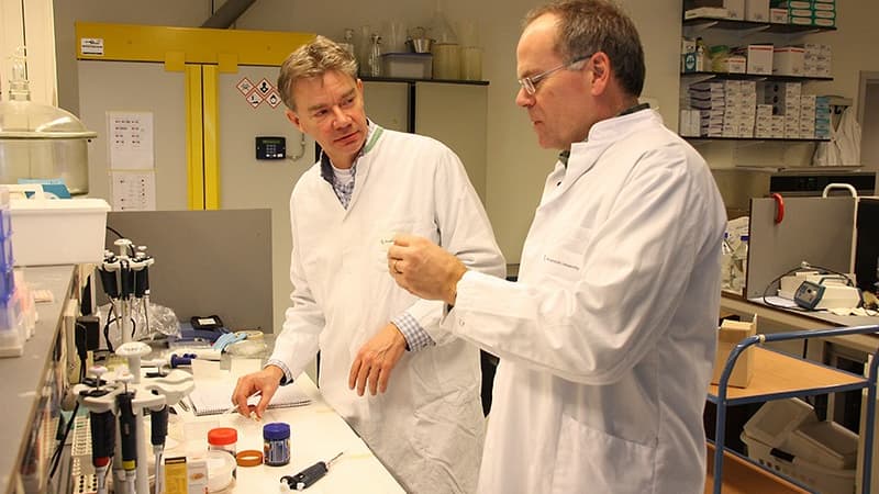 Peter Verstrate et Mark Post dans leur labo.