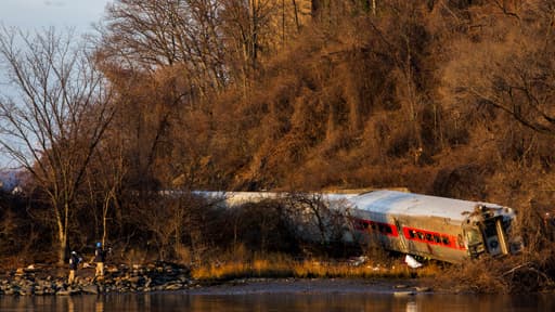 L'accident est survenu vers 7h20 (12h20 GMT) au moment où le train amorçait un virage réputé difficile.