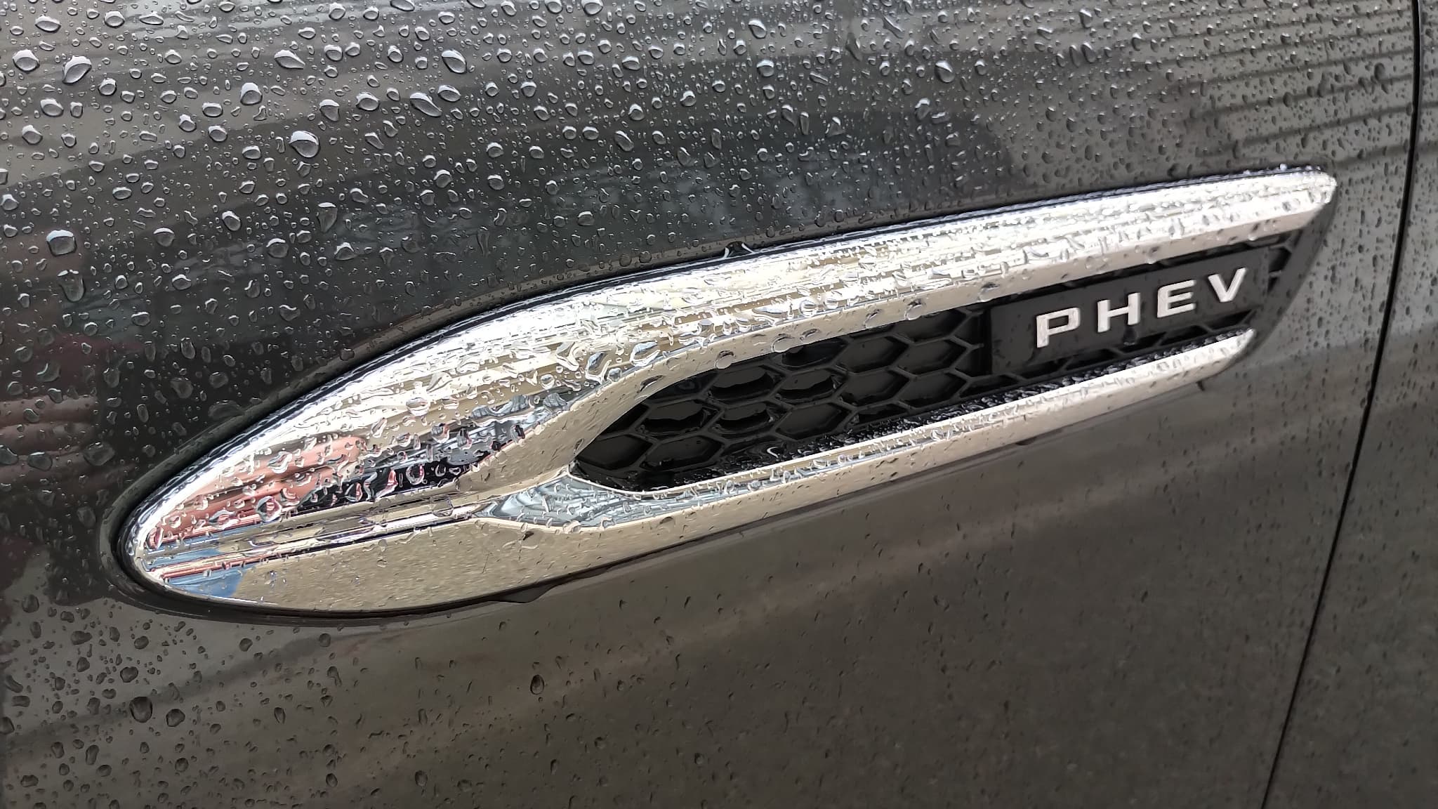 Notre SUV offre un couple impressionnant de 500Nm grâce à sa transmission intégrale. Notre SUV offre un couple impressionnant de 500Nm grâce à sa transmission intégrale.