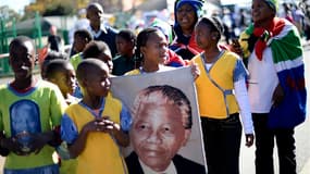 Hommage à Nelson Mandela devant la clinique Medi-Clinic Heart Hospital à Pretoria, où il a été admis il y a près de trois semaines. Admirateurs de Nelson Mandela et détracteurs de Barack Obama se sont rassemblés vendredi à quelques mètres les uns des autr