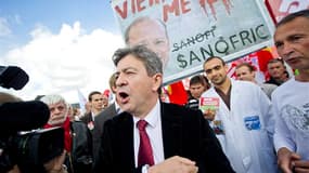 Le président du Parti de gauche Jean-Luc Mélenchon a apporté son soutien aux salariés du site Sanofi de Toulouse, menacé de fermeture, fustigeant le "cancer financier" et prônant l'adoption d'une loi contre les licenciements boursiers. /Photo prise le 27