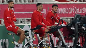 Youssef En-Nesyri avec Achraf Hakimi et Noussair Mazraoui en train de faire du vélo avant France-Maroc