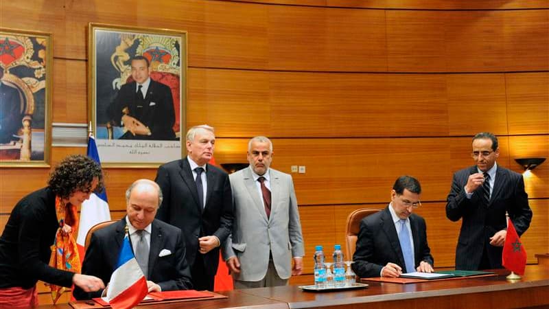 Le ministre des Affaires étrangères Laurent Fabius (2e à gauche), le Premier ministre français Jean-Marc Ayrault (3e à gauche), son homologue marocain Abdelilah Benkirane (au centre) et le chef de la diplomatie du Maroc Saad-Eddine El-Othmani (2e à droite