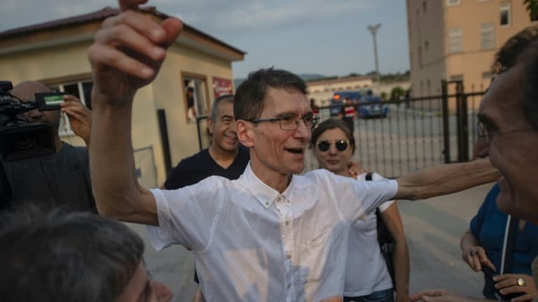 Le mathématicien turc Tuna Altinel (c) à sa libération de la prison de Balikesirl, le 30 juillet 2019 dans l'ouest de la Turquie.