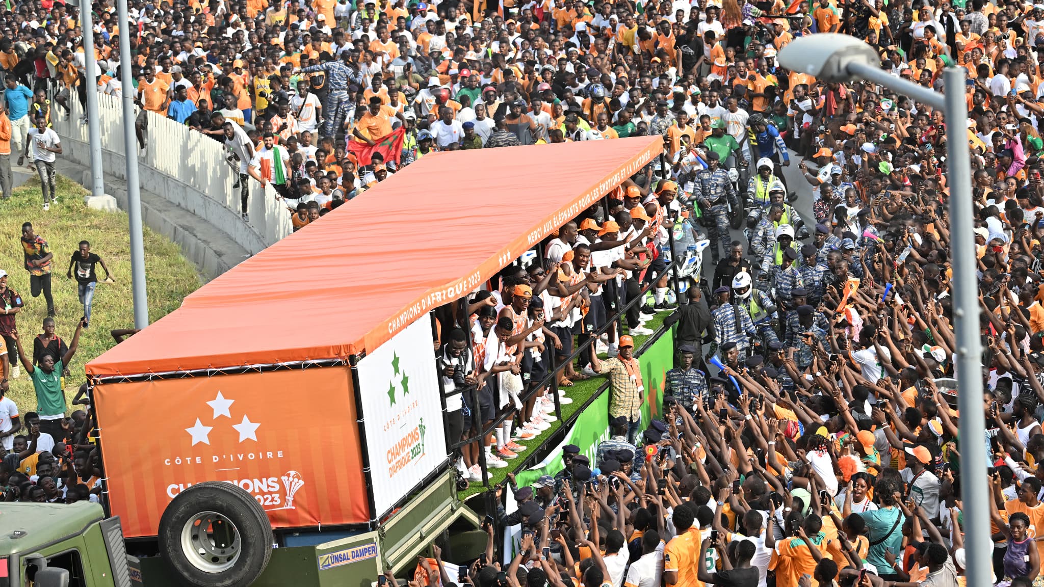 Le bus de la Côte d'Ivoire fend la foule à Abidjan, le 12 février 2024.