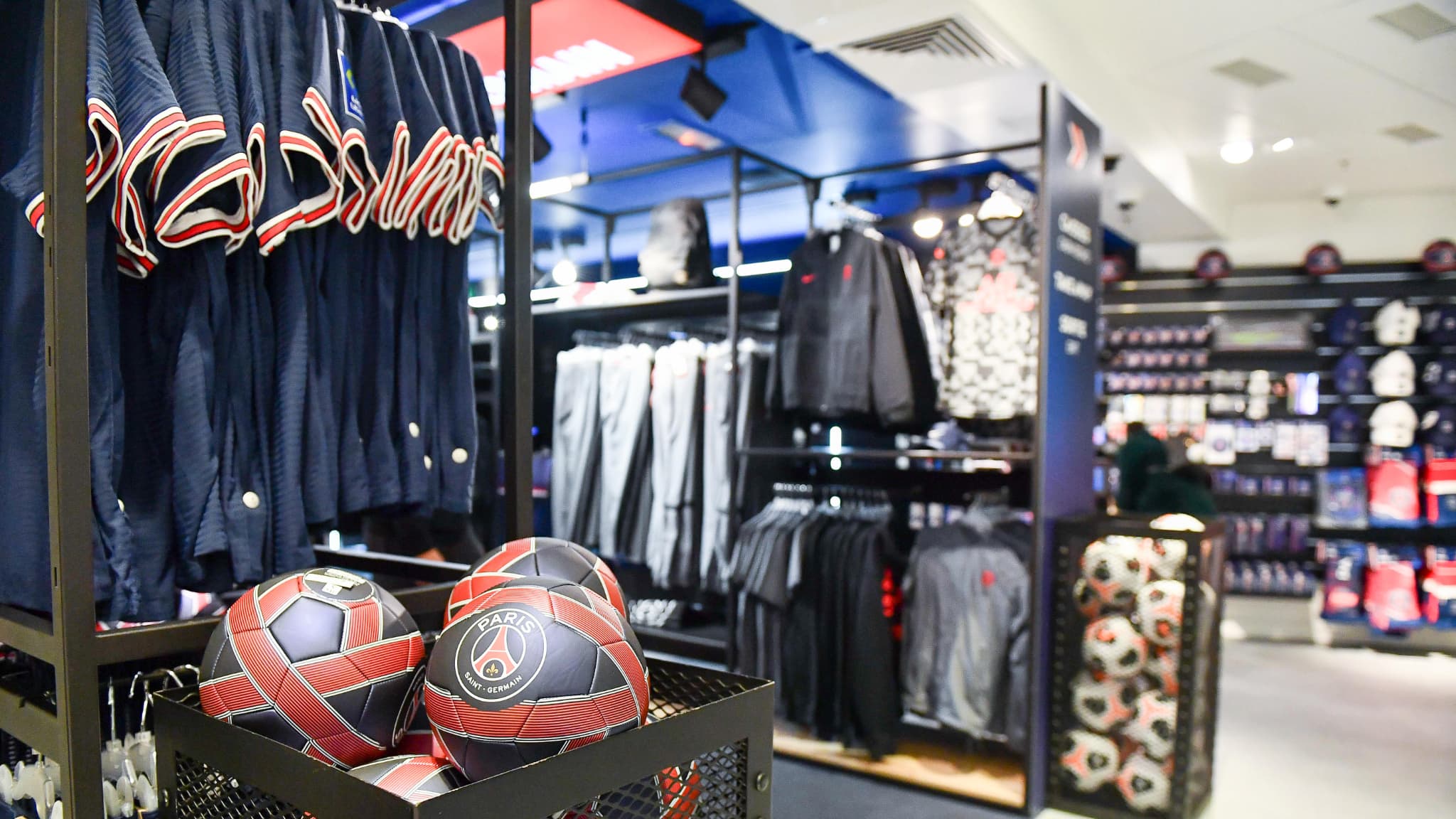 Magasin Psg Shop Champs Elysees Psg Parc Boutique En Ligne Psg Paris Saint Germain France Football Store  Champs Elyses Football