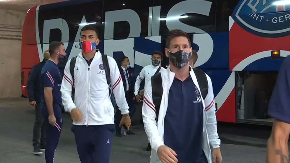Lionel Messi sortant du bus parisien à Reims
