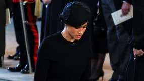 Meghan Markle faisant la révérence devant le cercueil de la reine Elizabeth, le 14 septembre 2022.