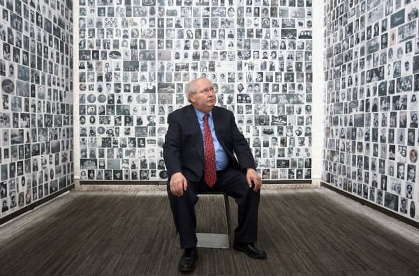 Serge Klarsfeld pose devant des photo de centaines de juifs déportés durant la Seconde Guerre mondiale, au mémorial de la Shoah, le 4 décembre 2007. Serge Klarsfeld pose devant des photo de centaines de juifs déportés durant la Seconde Guerre mondiale, au mémorial de la Shoah, le 4 décembre 2007.