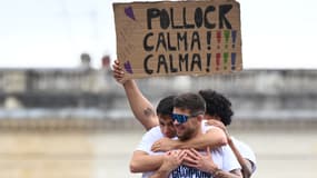 Matthieu Jalibert lors des célébrations devant une pancarte chambreuse contre Henry Pollock, le 25 mai 2025 à Bordeaux