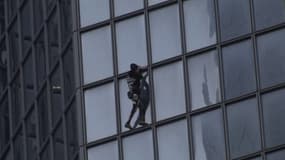  Le "Spiderman français" Alain Robert escalade la tour Total de La Défense en soutien aux grévistes