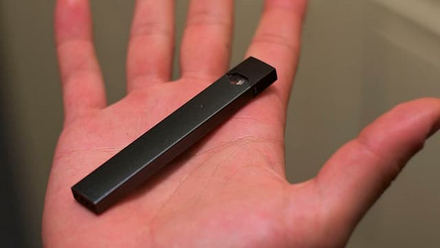 Une cigarette électronique Juul.