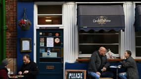 Des clients attablés à l'extérieur d'un restaurant à Londres, le 15 décembre 2020