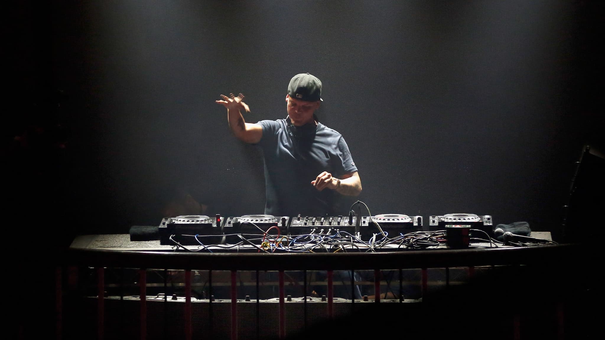 Le DJ Avicii sur scène à San Francisco (Californie, États-Unis), le 7 février 2016. Le DJ Avicii sur scène à San Francisco (Californie, États-Unis), le 7 février 2016.