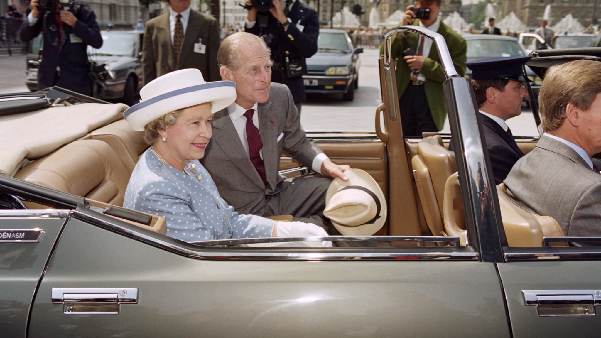 Queen Elizabeth II and her husband Duke of Edinburgh leave in a Citroen SM the City Hall in Paris on June 10, 1992 during a state visit in France.