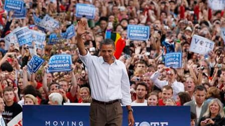 Barack Obama salue la foule lors d'un rassemblement électoral à l'université de Madison, dans le Wisconsin. En tournée cette semaine dans quatre Etats pour remobiliser l'électorat qui l'a porté à la Maison blanche en 2008, le président américain s'est eff
