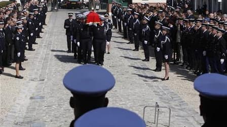 Lors des funérailles du brigadier-chef de police français Jean-Serge Nerin. Le groupe séparatiste basque ETA a mis en cause dimanche la police française dans le meurtre le mois dernier en région parisienne du policier. /Photo prise le 23 mars 2010/REUTERS