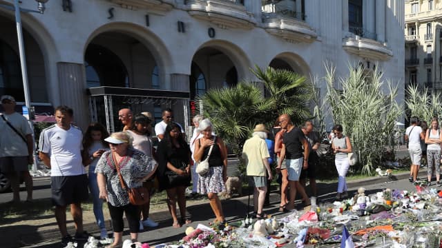 Des fleurs pour l'hommage aux victimes de la tuerie de Nice, le 17 juillet