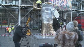 "Le Pouce" gigantesque de César s'invite sur le parvis de Beaubourg 