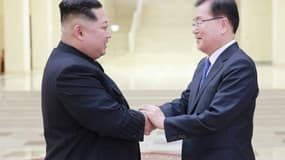 Photo délivrée par le Palais présidentiel de la Corée du sud de la rencontre entre le leader nord-coréen Kim Jong Un et le chef dela délégation sud-coréenne Chung Eui-yong le 5 mars 2018 à Pyongyang