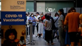 Des personnes attendent pour se faire vacciner contre le Covid-19 au Tate Modern, le 16 juillet 2021 à Londres