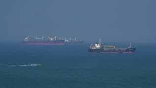 Des navires pétroliers naviguent dans le détroit d'Ormuz au large de l'île iranienne de Qechm, le 28 avril 2026 (photo d'illustration).