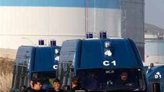 Gendarmes à l'entrée d'une raffinerie à Fos-sur-Mer, près de Marseille. Trois dépôts pétroliers ont été débloqués vendredi sous la pression des forces de l'ordre et sur décision de l'Elysée tandis que se précisait la menace d'une pénurie de carburant. /Ph