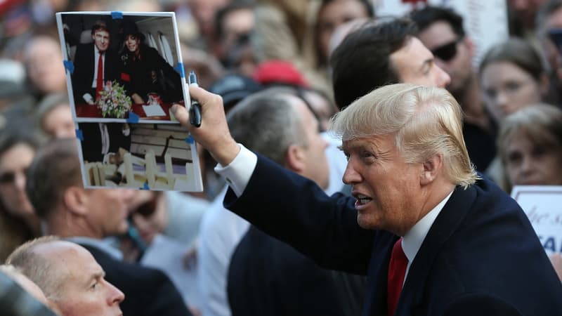 Donald Trump en 2016, brandissant une photo de lui avec Michael Jackson. 