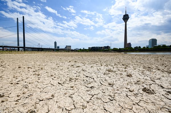 Le Rhin partiellement à sec en raison de la sécheresse, à Düsseldorf, en Allemagne, le 25 juillet 2022