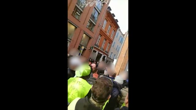 Des gilets jaunes réunis place du Capitole à Toulouse ont pris à partie une équipe de BFMTV le 24 novembre 2018.