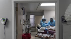 Des soignants s'occupent d'un patient atteint du Covid-19 à Houston, au Texas, aux États-Unis le 19 novembre 2020