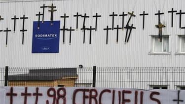 Les ouvriers de l'usine Sodimatex de Crépy-en-Valois (Oise) ont suspendu leur menace de faire exploser une citerne de gaz en échange de garanties sur le bon déroulement de négociations avec la direction. /Photo prise le 2 avril 2010/REUTERS/Régis Duvignau
